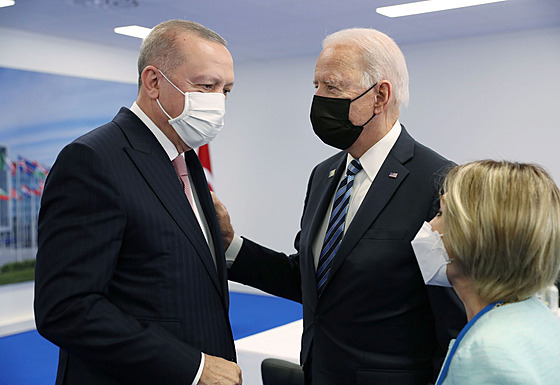 Turecký prezident Recep Tayyip Erdogan (vlevo) a americký prezident Joe Biden...