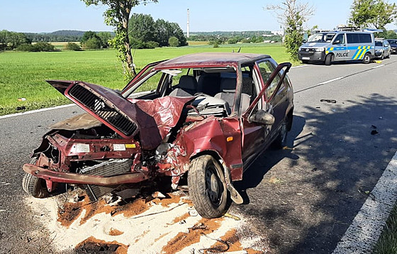 Náraz do stromu idiku katapultoval z vozidla.