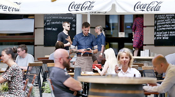 ervnový snímek z centra Brna naznauje, e nedostatkem host zdejí restaurace v lét netrply.