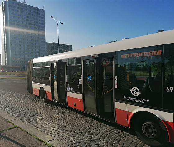 Autobusy obas nezastaví u chodníku.