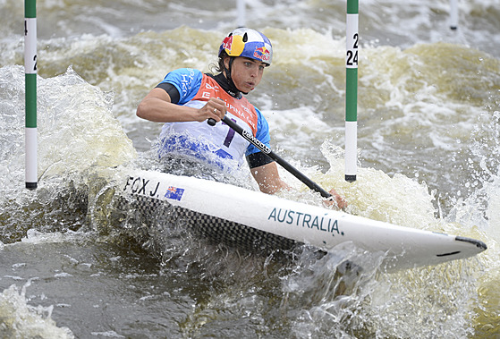 Kanoistka Jessica Foxová z Austrálie ve finálové jízd v Praze.