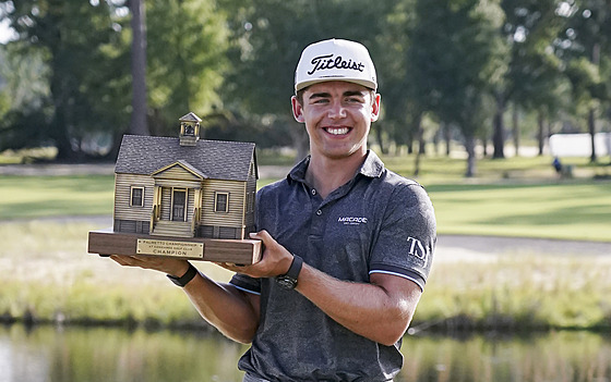 Garrick Higgo s trofejí pro vítze turnaje Palmetto Championship v Ridgelandu.