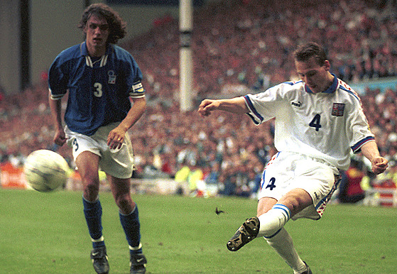 Pavel Nedvd pálí v utkání proti Itálii na mistrovství Evropy 1996, Paolo...