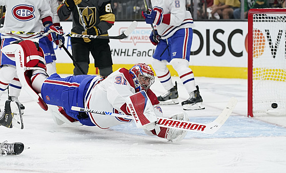 Branká Montrealu Carey Price se marn snaí zastavit stelu hokejist Vegas.