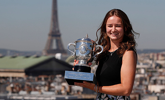 Barbora Krejíková v paíských kulisách s trofejí pro vítzku Roland Garros.