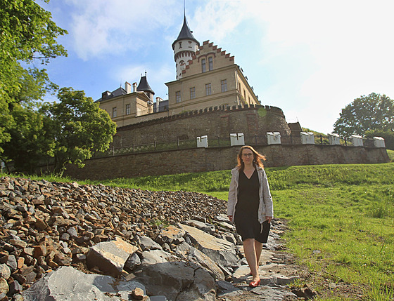 Markéta Kouřilová, kastelánka zámku Raduň, na novém rybničním náspu pod zámkem.