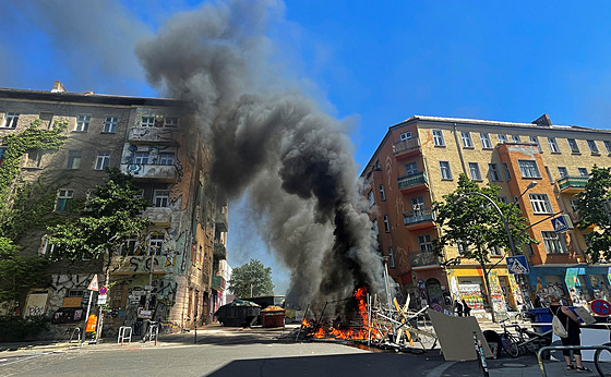 Squattei v Berlín postavili v jedné z tvrtí barikády a zapálili je. (16....