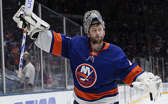 Ruský branká Semjon Varlamov slaví s fanouky New York Islanders postup do 3....