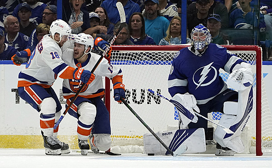 Útočník NY Islanders Matthew Barzal slaví gól proti Tampě, v bráně stál Rus...