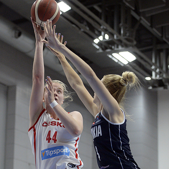 eská basketbalistka Julia Reisingerová bojuje o mí s Ivanou Jakubcovou ze...