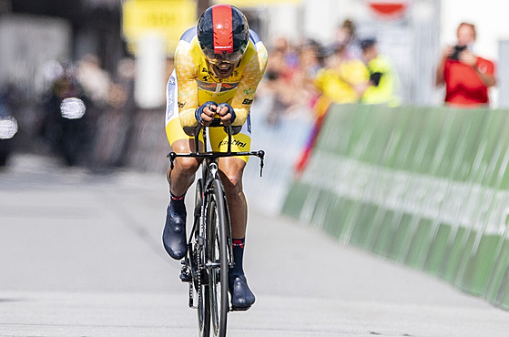 Ekvádorský cyklista Richard Carapaz v asovce v závod Kolem výcarska.