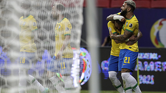 Brazilci Gabriel Barbosa (vpravo)¨a Neymar se radují z gólu v zápase s...