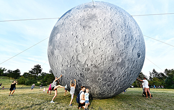 Replika měsíce Lunalon má průměr deset metrů a váží zhruba 150 kilogramů. Data...