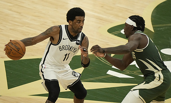 Kyrie Irving (vlevo) z Brooklynu se tlaí kolem Jrue Holidaye z Milwaukee.