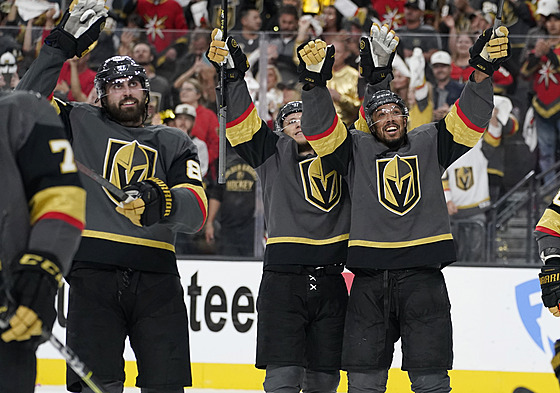 Hokejisté Vegas Golden Knights oslavují postup do konferenčního finále.