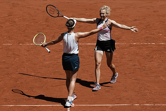 Barbora Krejíková (zády) a Kateina Siniaková slaví triumf ve finále tyhry...