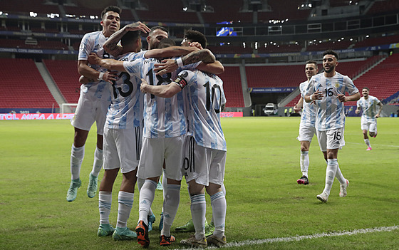 Argentintí fotbalisté slaví gól Guida Rodrígueze proti Uruguayi.