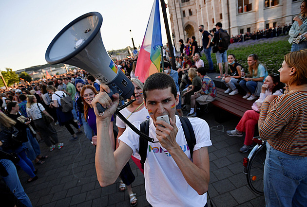 Maďarsko chce zakázat debaty o homosexualitě. Do ulic vyšly tisíce lidí