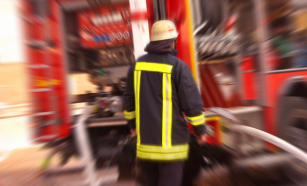 Policie v Teplicích řeší tragický požár, ohořelé křoví ukrývalo tělo