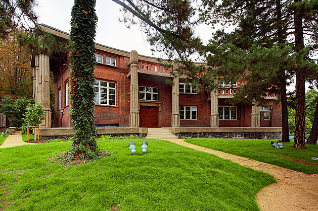 Vila, která je i trochu sochou. Dům Františka Bílka nejde přehlédnout