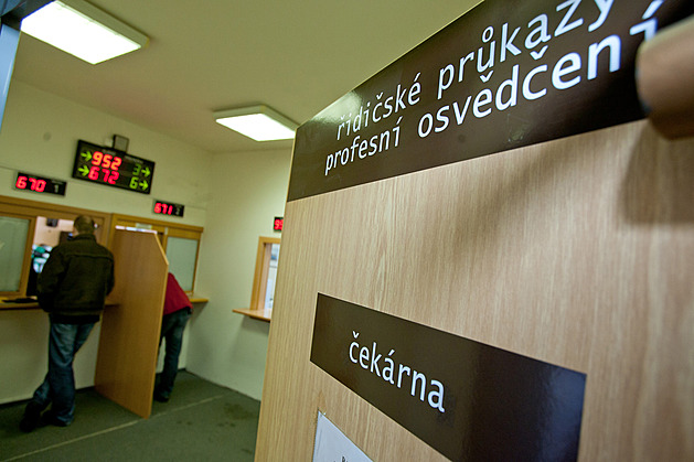 Tisíce řidičů letos vymění průkaz, nejvíc jich úřady čekají před prázdninami