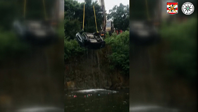VIDEO: Řidič sklouzl z cesty, jeho terénní vůz sjel do zatopeného lomu