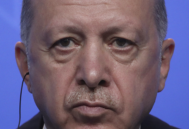 Turecké volby dopadají na liru. Centrální banka ji brání masivními intervencemi