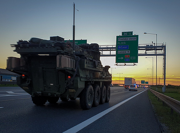 Českem projíždí francouzský konvoj, na hodinu se zavře Radotínský most