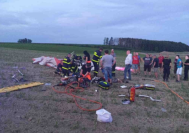 Za smrt dvou mužů při pádu rogala u Poličky může chyba pilota