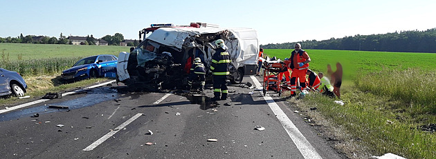Nehoda tí osobních aut a kamionu zastavila provoz na silnici I/26 u Zbchu na...
