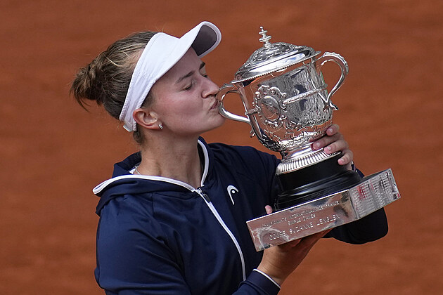 Barbora Krejkov s pohrem Suzanne Lenglenov pro vtzku dvouhry na French...