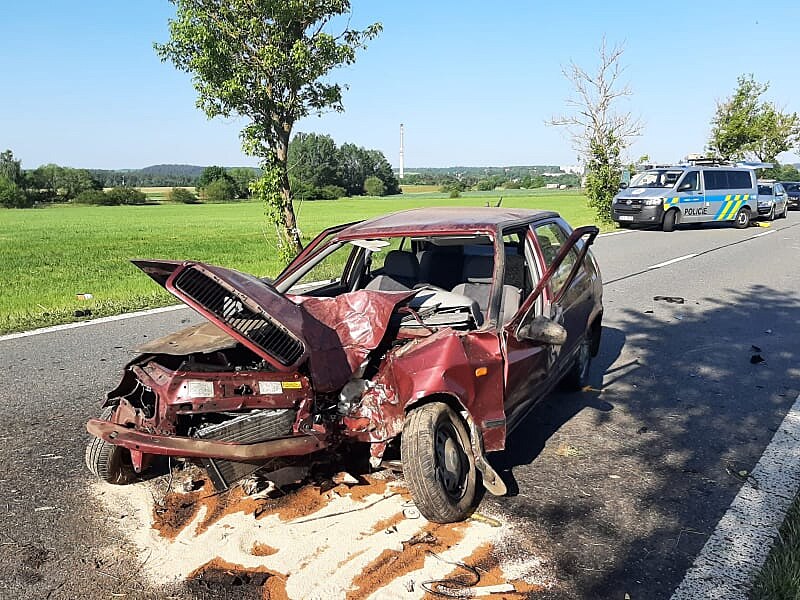 Náraz do stromu �idi�ku katapultoval z vozidla.