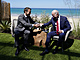 Francouzský prezident Emmanuel Macron (vlevo) se na summitu G7 seel s...
