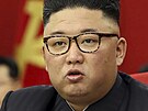 Kim zhubl. Severokorejský vdce na snímku z února 2021 (vlevo) a ervna 2021.