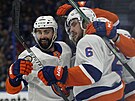 Hokejisté New York Islanders slaví branku v semifinále proti Tamp. Vlevo je...