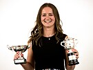 Barbora Krejíková jako erstvá vítzka Roland Garros ukazuje poháry za titul...