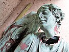 Pokozená mdná socha andla z rodinné hrobky Pupp na hbitov v karlovarské...