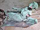 Pokozen mdn socha andla z rodinn hrobky Pupp na hbitov v karlovarsk...
