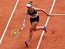 Barbora Krejíková dobíhá míek ve finále Roland Garros proti Rusce...