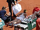 Ruska Anastasija Pavljuenkovová si bhem druhého setu finále Roland Garros...