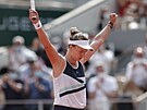 Barbora Krejíková slaví své vítzství na Roland Garros.