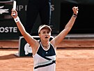 Barbora Krejíková slaví vítzství ve dvouhe na Roland Garros.