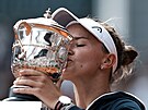 Barbora Krejíková se po vítzství na Roland Garros mazlí se svojí první velkou...