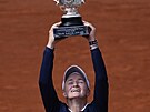 Barbora Krejíková zvedá nad hlavu trofej pro vítzku dvouhry na French Open.