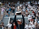 Barbora Krejíková s pohárem pro vítzku Roland Garros