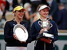 eská tenistka Barbora Krejíková (vpravo) s pohárem pro vítzku Roland Garros....