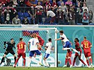 Ruský obránce Mario Fernandes se snaí hlavikovat v utkání proti Belgii
