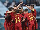 Fotbalisté Belgie slaví druhý gól proti Rusku.