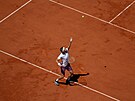 Stefanos Tsitsipas servíruje bhem finále Roland Garros.