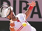Novak Djokovi bhem finále Roland Garros